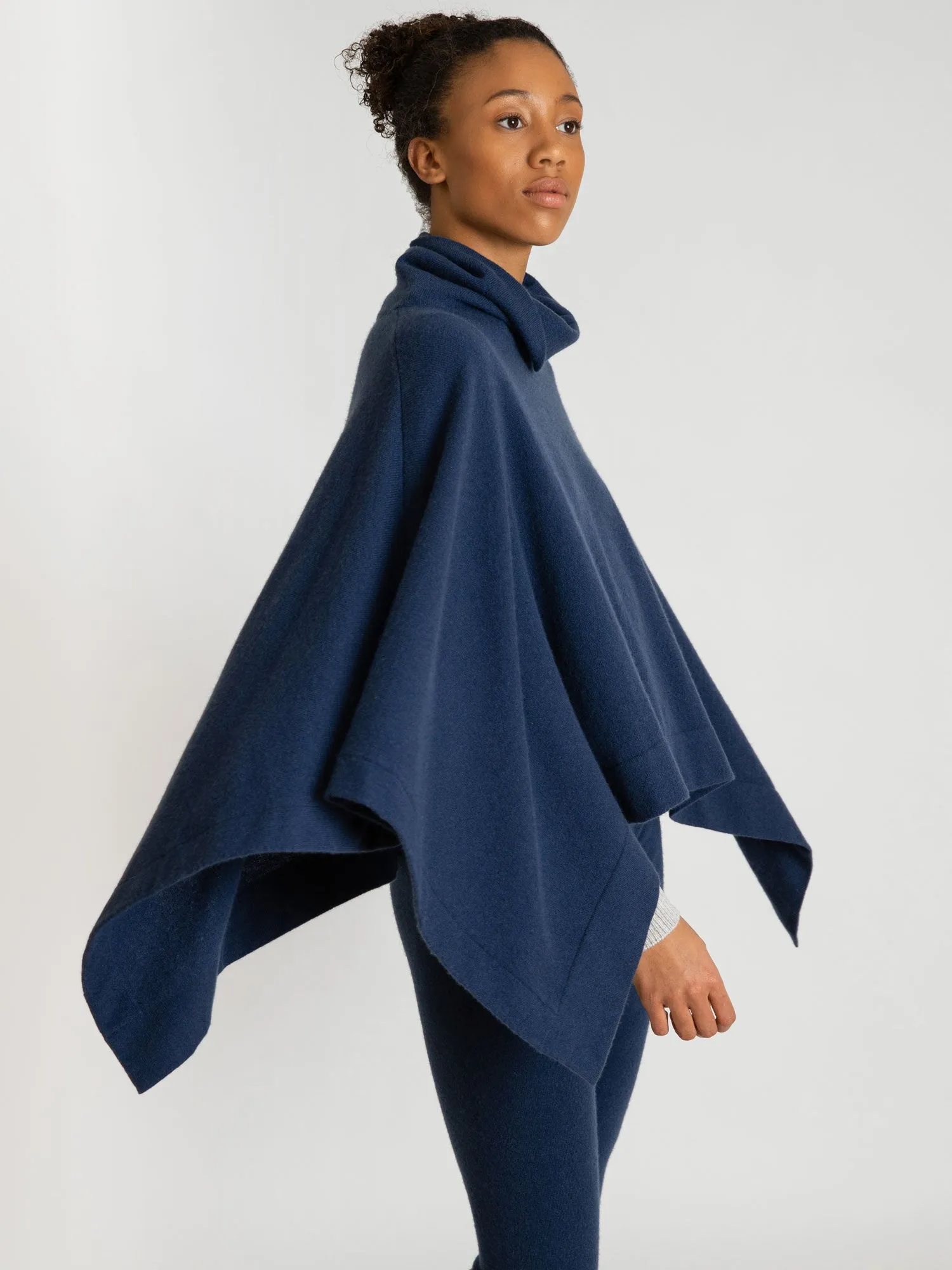 Cashmere poncho "Ylva" - mountain blue