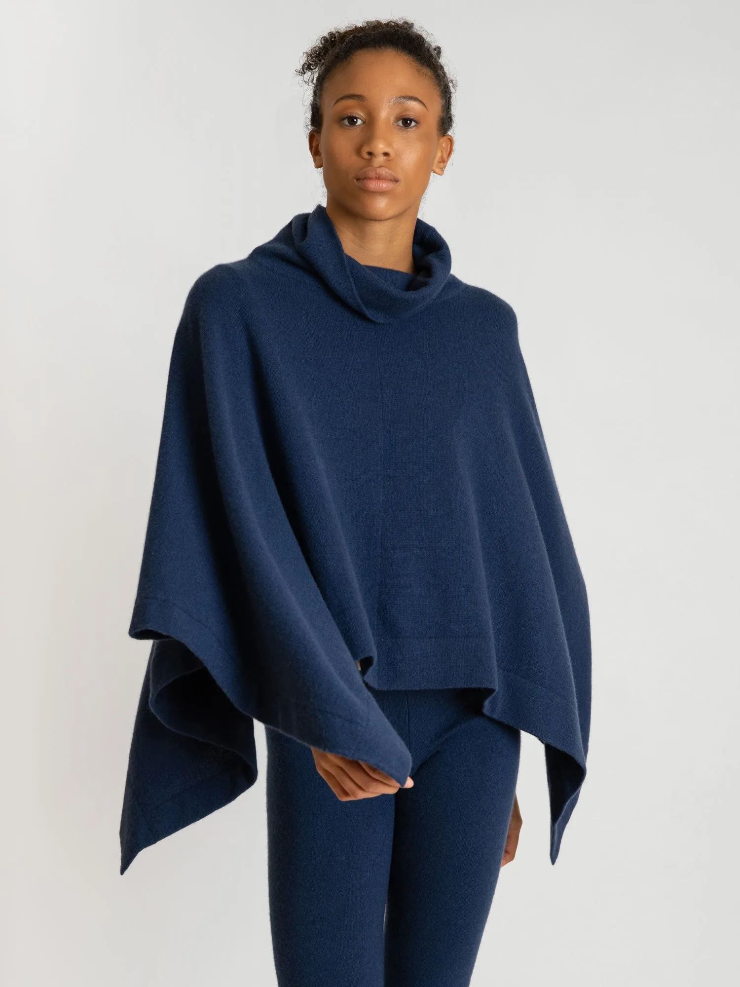 Cashmere poncho "Ylva" - mountain blue