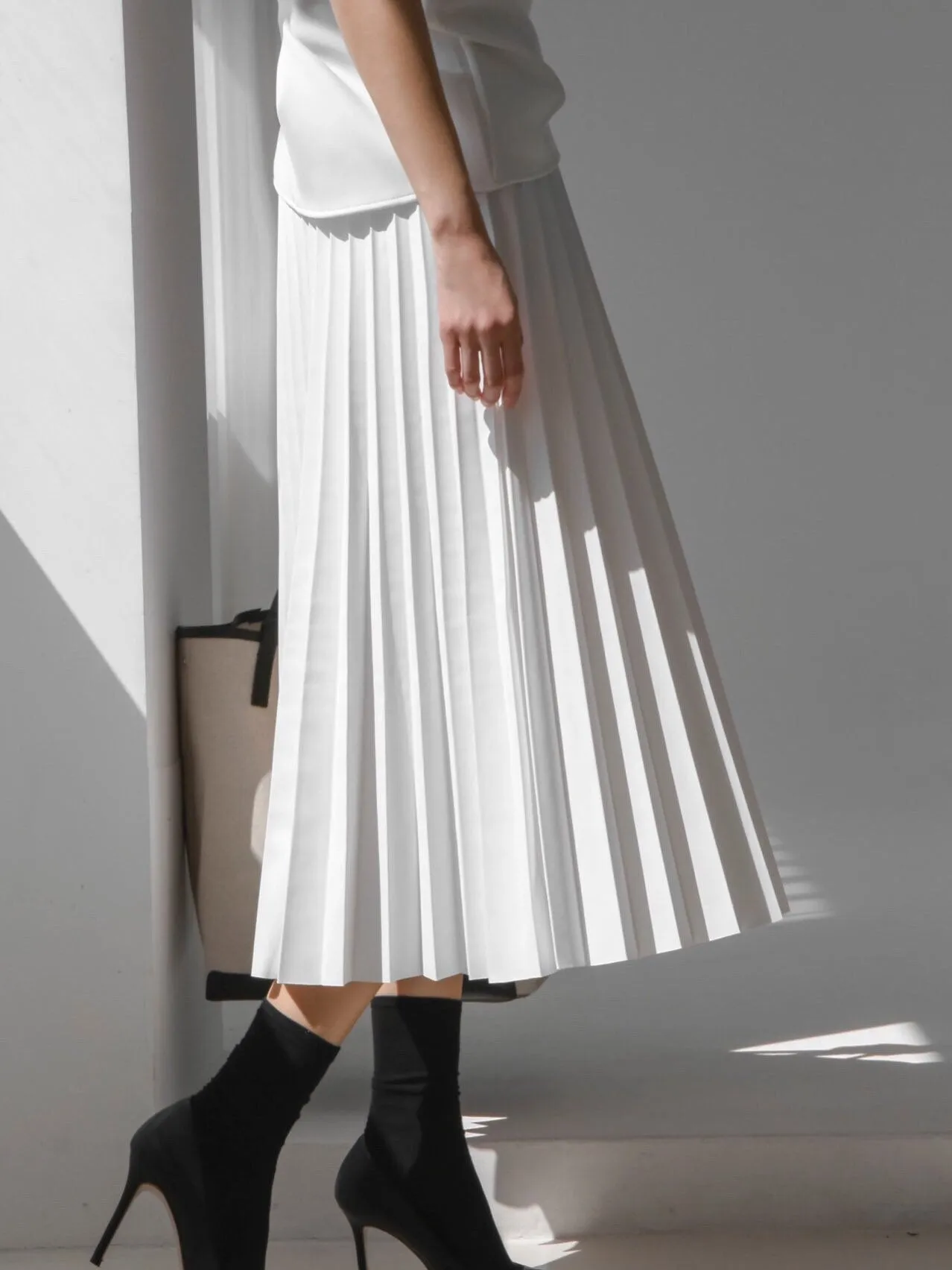 VEGAN LEATHER PLEATED FLARE SKIRT